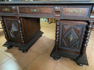 Antiguo escritorio y sillas de cuero