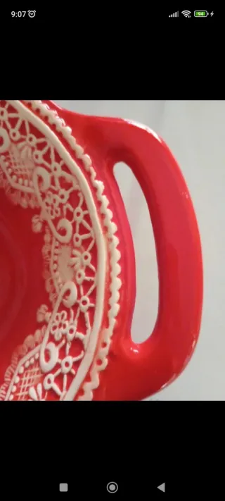 centrotavola vintage rosso con decorazioni