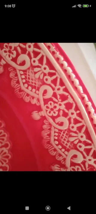 centrotavola vintage rosso con decorazioni