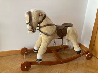 Caballito balancín de peluche