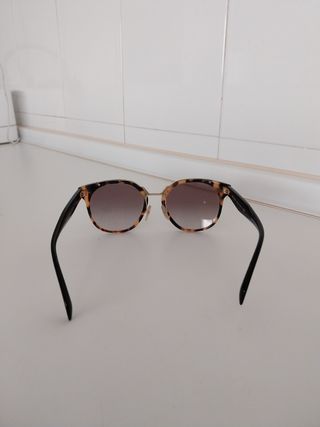 Gafas de sol PRADA.