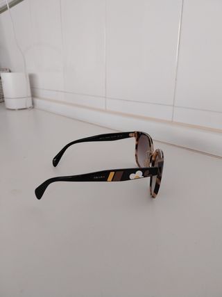 Gafas de sol PRADA.