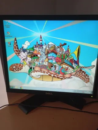 Torre HP con pantalla y Windows 7