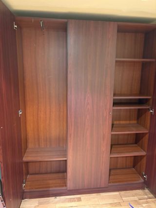 Armario de madera con puertas