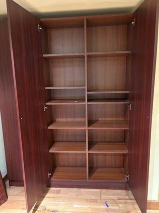 Armario de madera con puertas