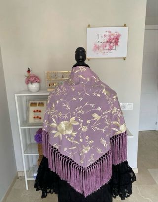 Mantoncillo malva y beige bordado