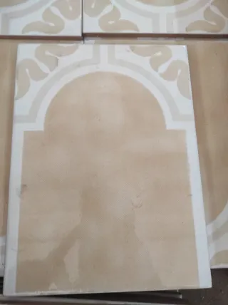 Baldosa cerámica decorada