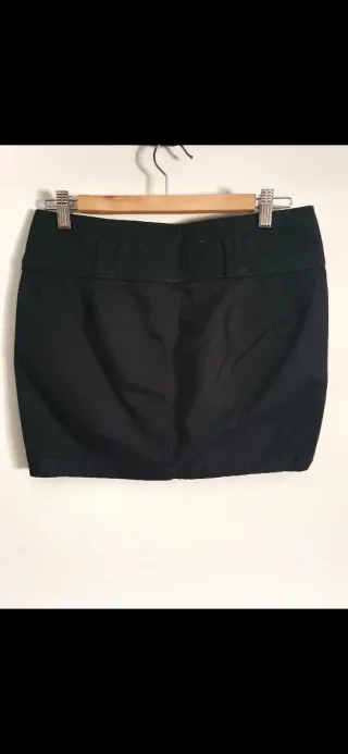 Mini falda chica Stradivarius