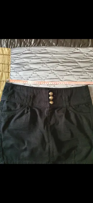 Mini falda chica Stradivarius