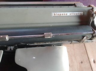 Antigua máquina de escribir Hispano Olivetti