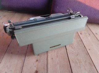 Antigua máquina de escribir Hispano Olivetti