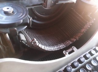 Antigua máquina de escribir Hispano Olivetti