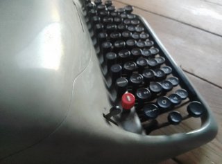 Antigua máquina de escribir Hispano Olivetti