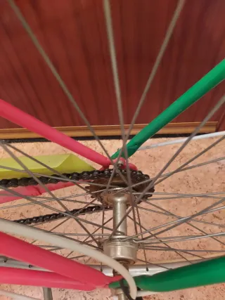 Bicicleta de paseo Vintage Rosa, Amarilla y verde.