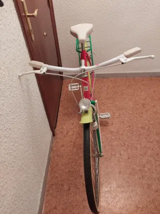 Bicicleta de paseo Vintage Rosa, Amarilla y verde.