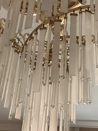 Lámpara de techo dorada con cristal colgante