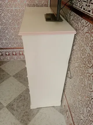 Mesa y silla infantil blanca con algunos rasguños