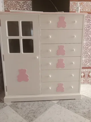 Mesa y silla infantil blanca con algunos rasguños