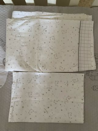 Cuna con colchón, chichoneras, sábanas y colcha
