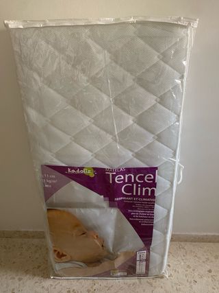 Cuna con colchón, chichoneras, sábanas y colcha