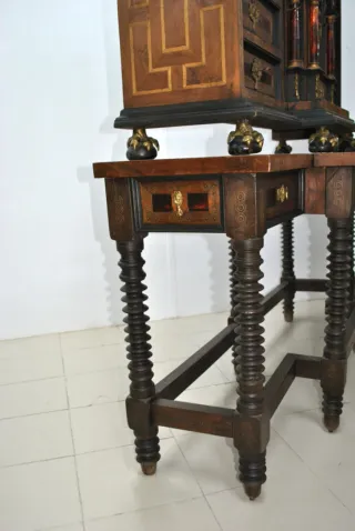 Antiguo bargueño italiano con bronces