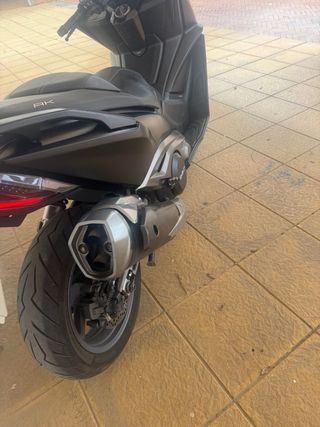 Kymco AK 550cc Maxi Scooter Negra