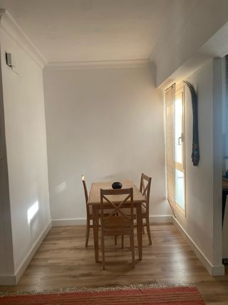 Mesa de madera con 3 sillas