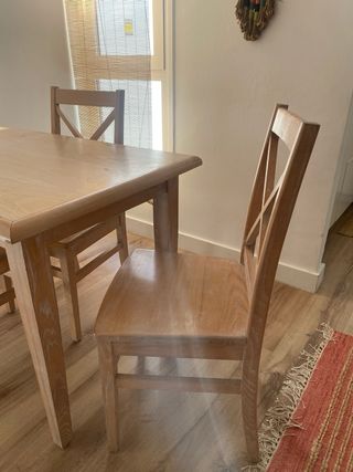 Mesa de madera con 3 sillas