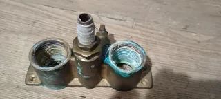 Pieza descalcificador entrada y salida agua