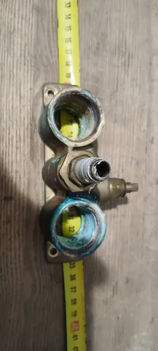 Pieza descalcificador entrada y salida agua