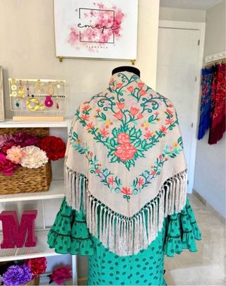 Mantoncillo bordado camel