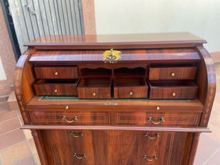 Buró de madera con detalles dorados