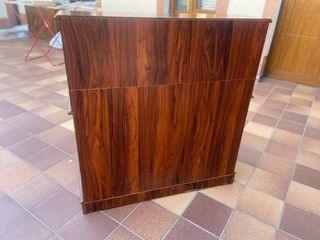 Buró de madera con detalles dorados