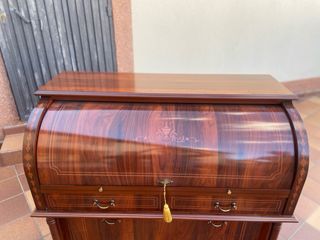 Buró de madera con detalles dorados