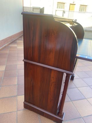 Buró de madera con detalles dorados
