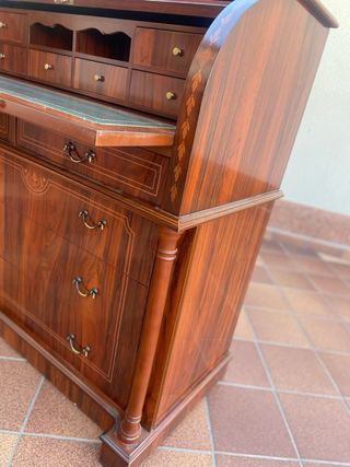 Buró de madera con detalles dorados