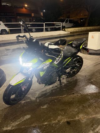 Kawasaki Z900 con extras