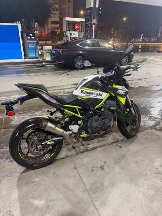 Kawasaki Z900 con extras