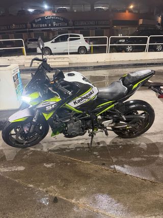 Kawasaki Z900 con extras