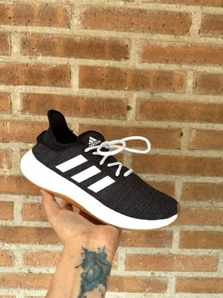 Zapatillas Adidas Negras y Blancas