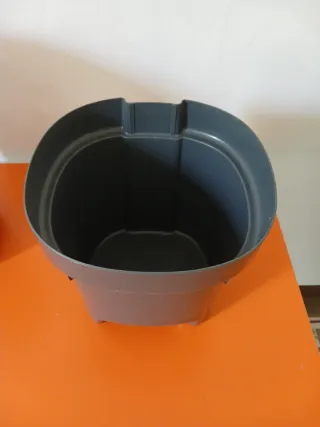 Cubo de basura blanco con pedal