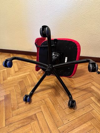 Silla de escritorio roja y negra