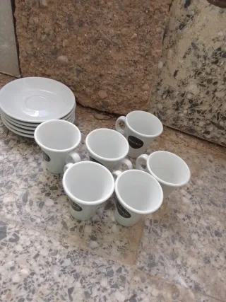 Lote de 6 tazas y  5 platillos