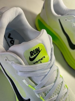 Nike Vomero 18 Verde y Blanco