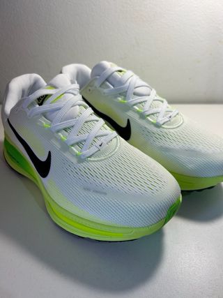 Nike Vomero 18 Verde y Blanco
