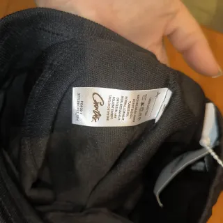 Pantalón corto Corteiz negro y rosa