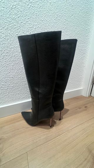 Botas altas negras con textura