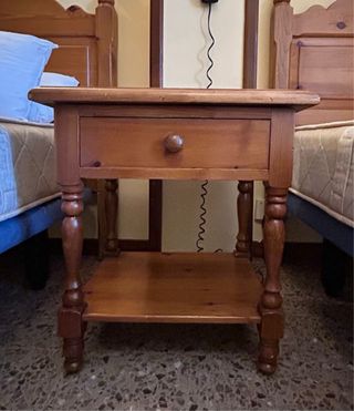 Muebles de madera de pino maciza.