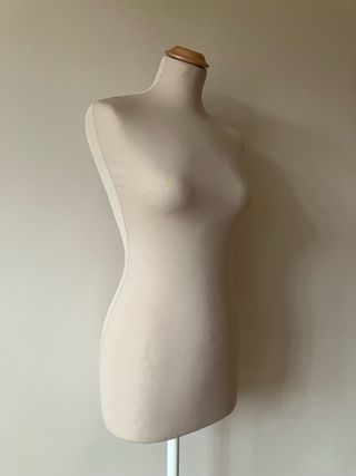 Maniquí de mujer con base y funda