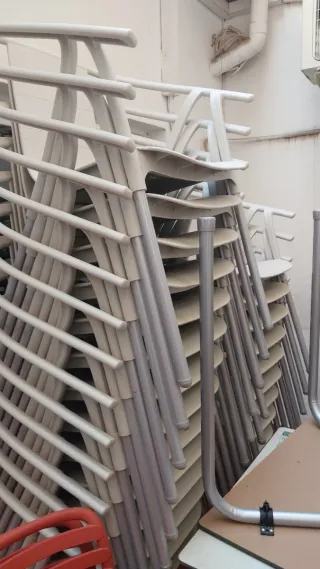 Sillas de terraza gris de Alhambra,